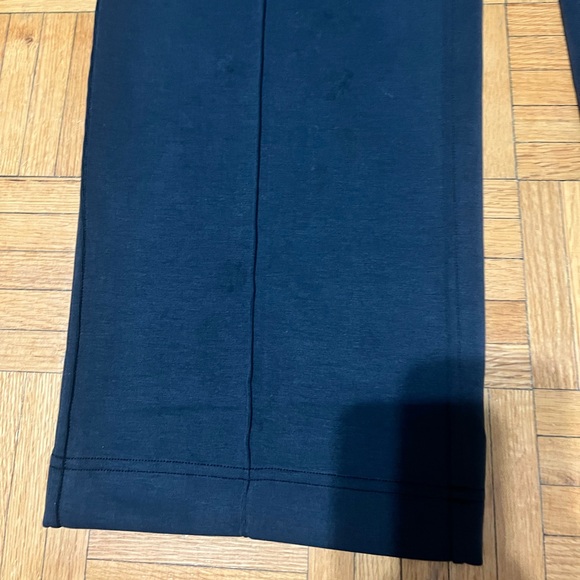 Lululemon Softstreme Pintuck Mid-Rise Pant
Regular - Picture 7 of 9